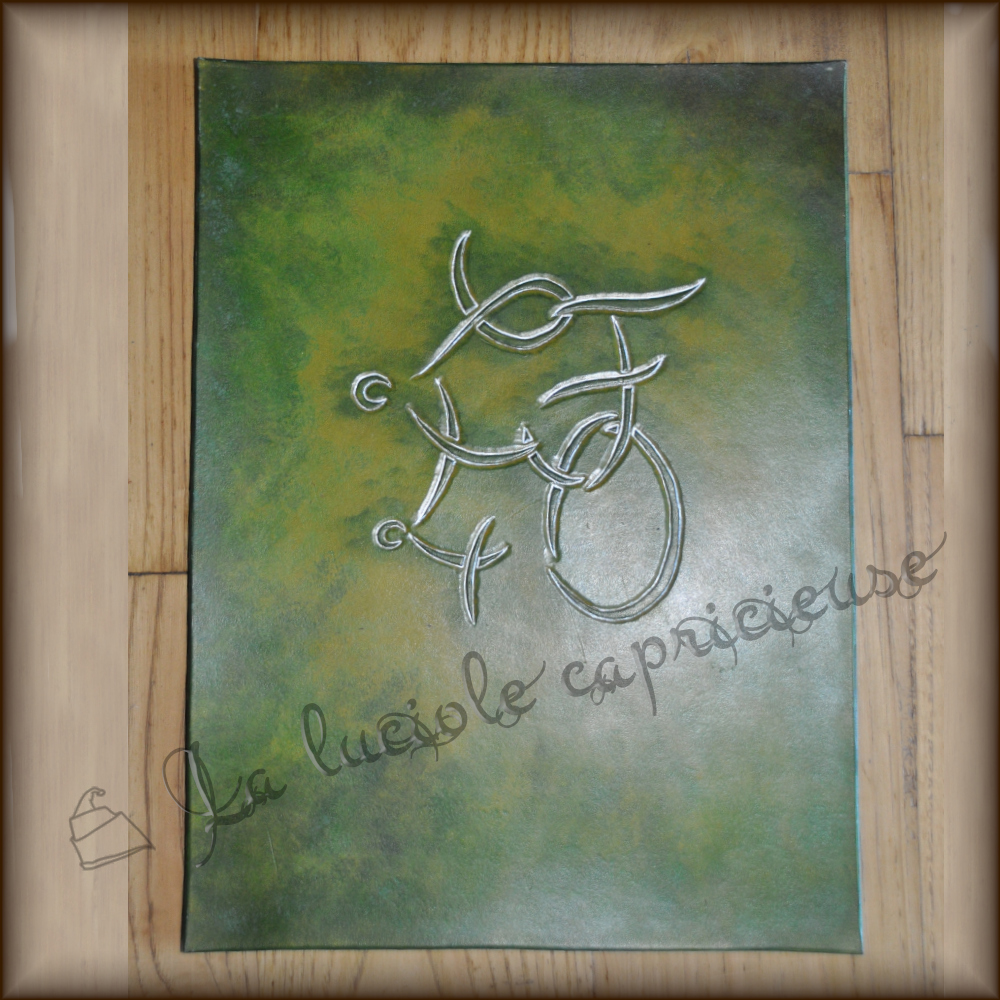 Couverture d'album en cuir de bovin tanné végétal, motif design en relief fait main, teinté argent sur fond dégradé de verts