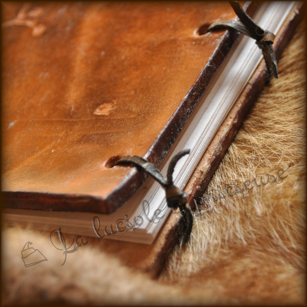 Vue détaillée d'un lacet de cuir reliant un carnet de croquis en cuir de bovin tanné végétal
