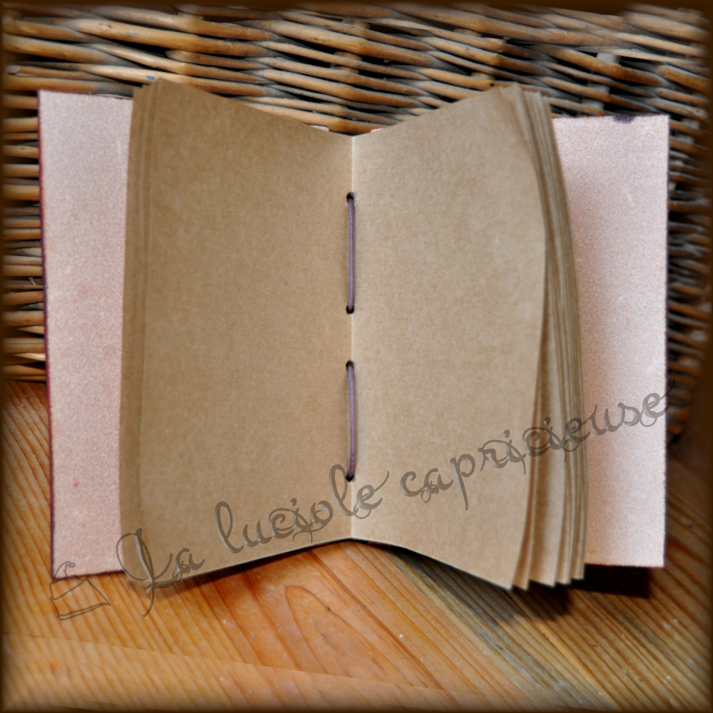 Intérieur d'un mini cahier en cuir de bovin tanné végétal, papier kraft