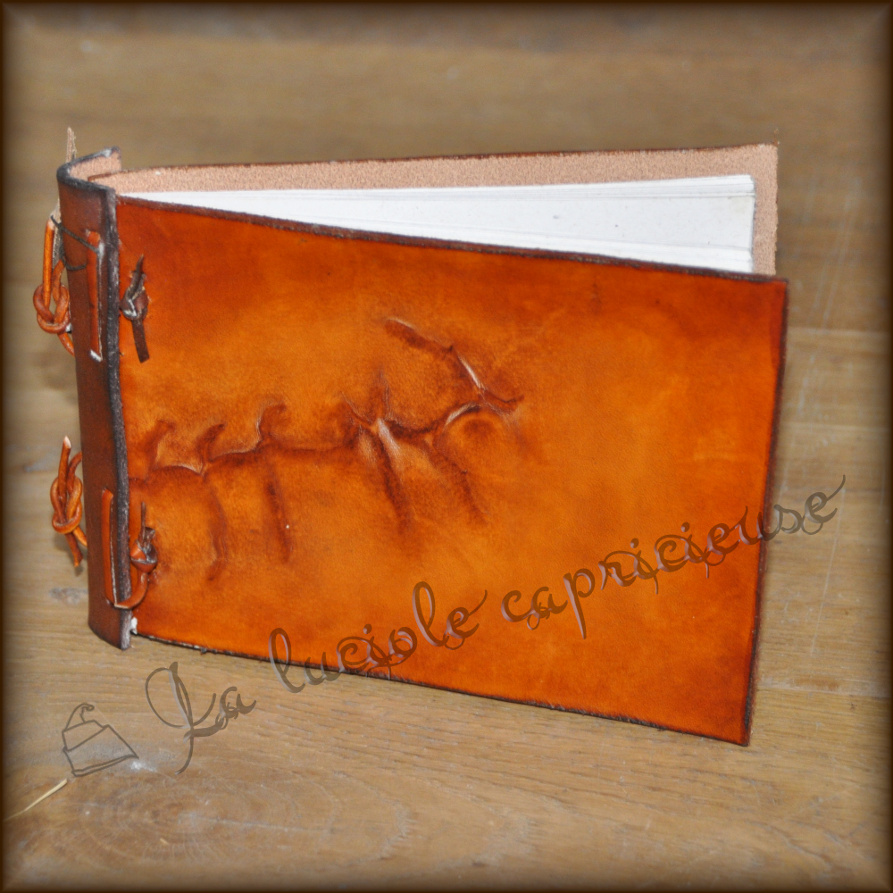 Mini cahier en cuir de bovin tanné végétal, couverture avec cicatrice, teinté orangé