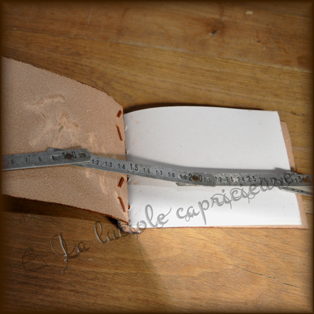 Mini cahier en cuir de bovin tanné végétal, papier blanc, avec réglet de mesure