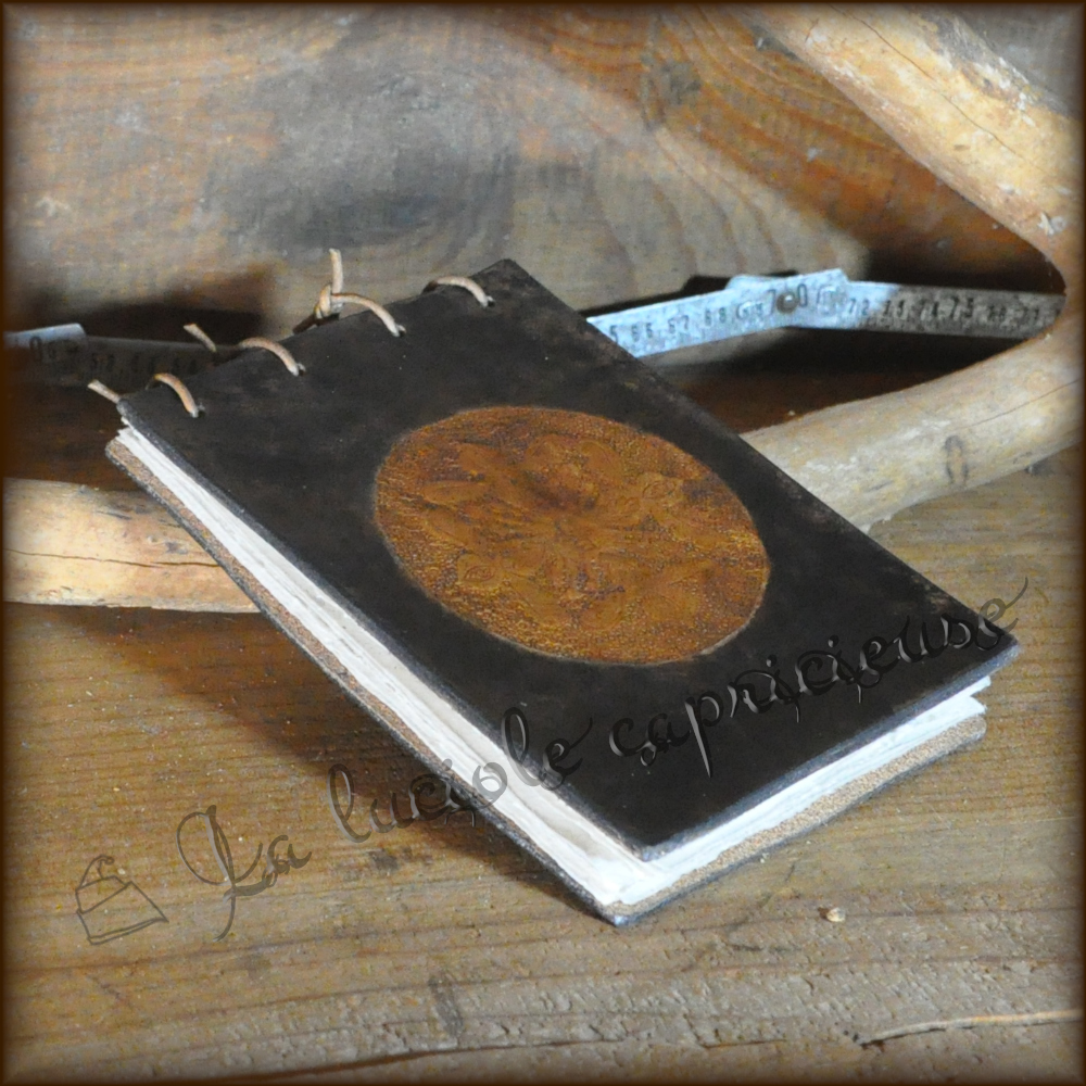 Mini carnet de croquis en cuir de bovin tanné végétal, motif rosace, teinté noir et marron