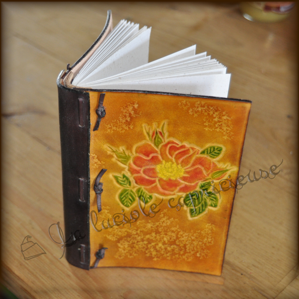 Mini grimoire en cuir de bovin tanné végétal, motif fleur en relief fait main, teinté en couleurs sur fond ocre