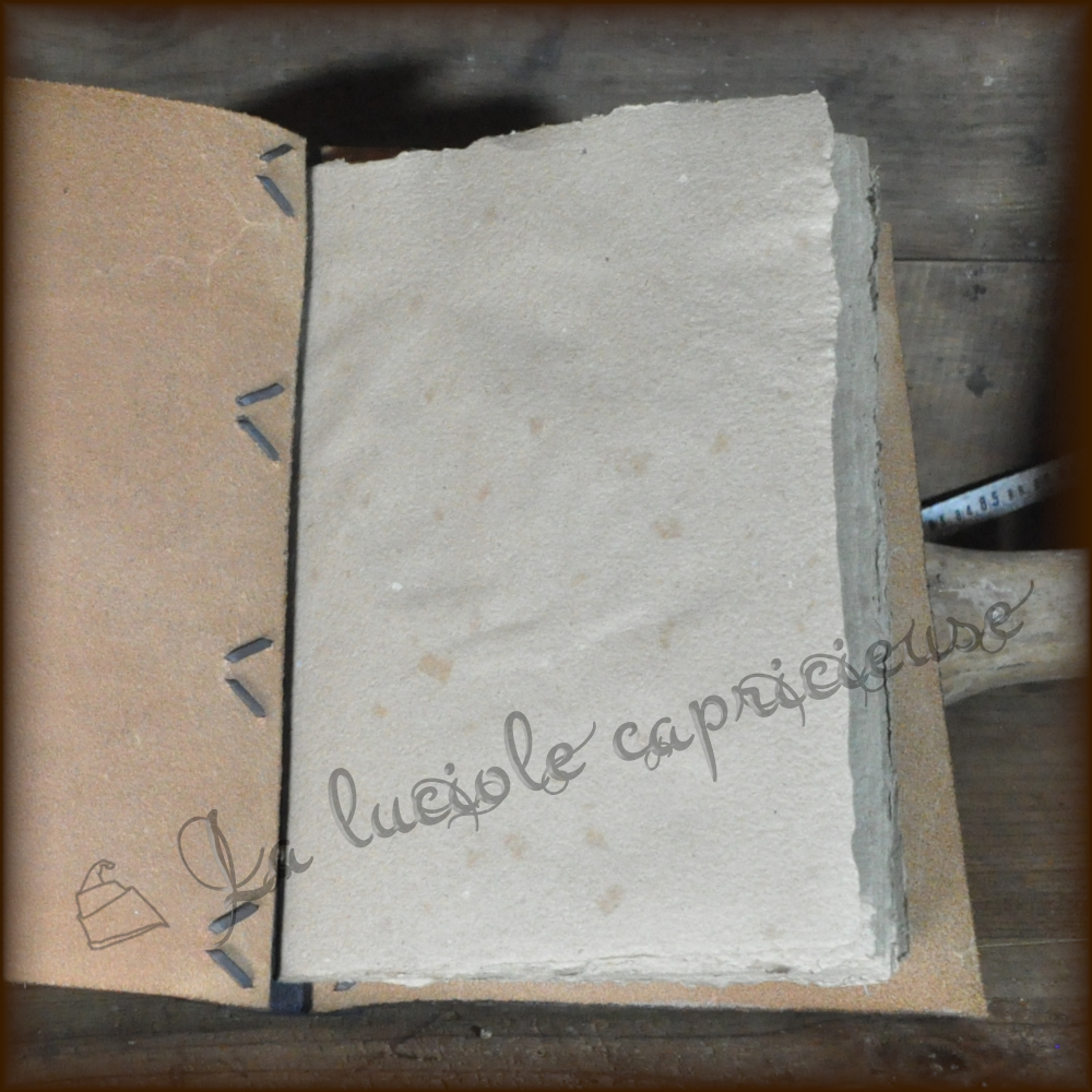 Intérieur d'un petit cahier en cuir de bovin tanné végétal, papier artisanal