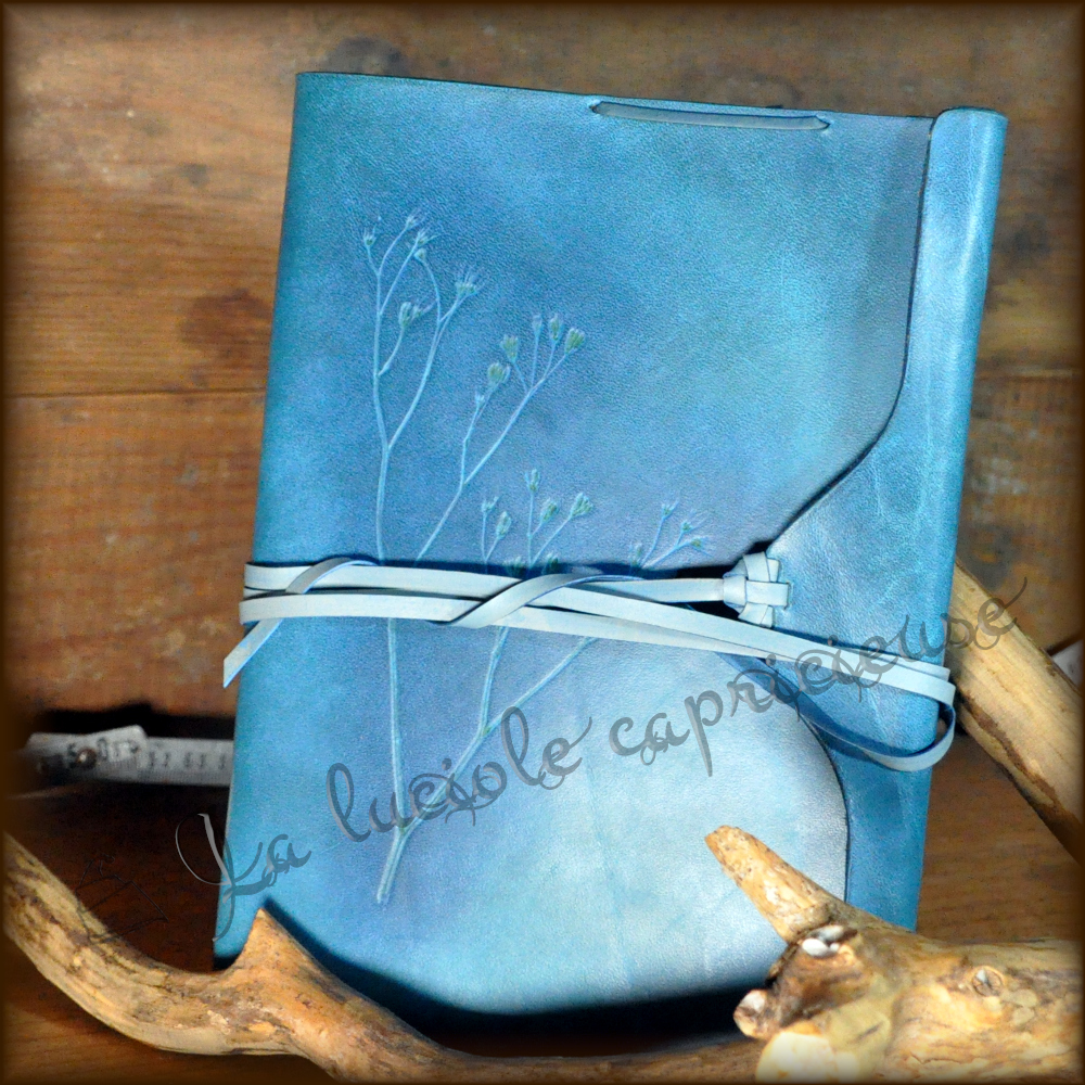 Petit Couvre-livre en cuir tanné végétal avec fermeture lacet, motif empreinte végétale, teinture dégradé de bleus