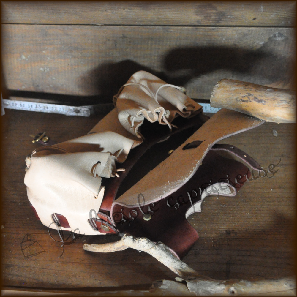 Intérieur d'une Escuciole - sacoche de ceinture sans coutures en cuir de bovin et d'agneau tannés végétal