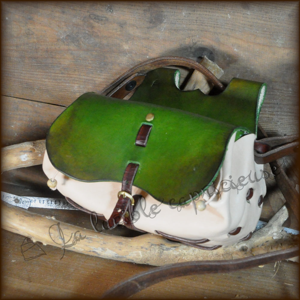 Escuciole - sacoche de ceinture sans coutures en cuir de bovin et d'agneau tannés végétal, boucle en laiton, teinture dégradé verts et marrons
