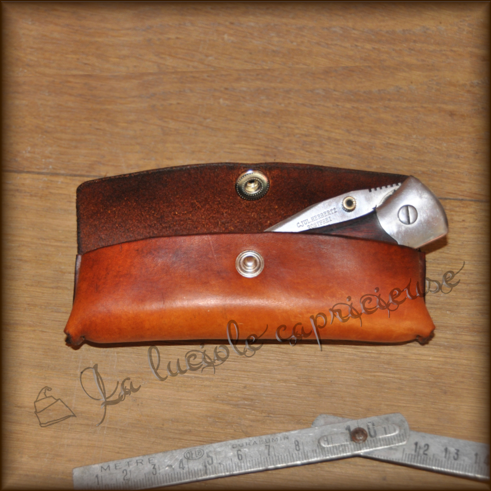 Etui pour couteau pliant en cuir de bovin tanné végétal, teinté marron, fermoir pression