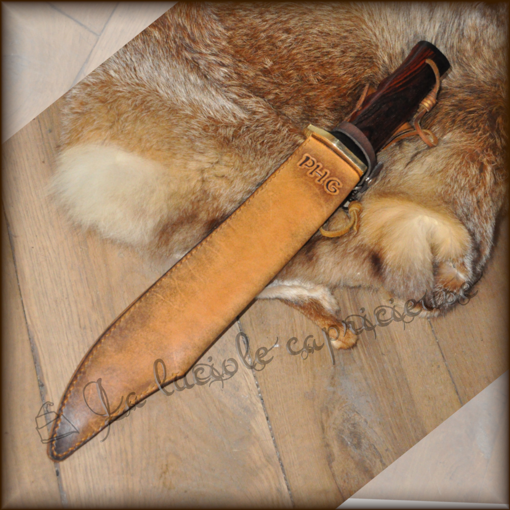 Fourreau sur mesure pour couteau de chasse en cuir de bovin tanné végétal, motif lettres en relief, teinté dégradé de marrons