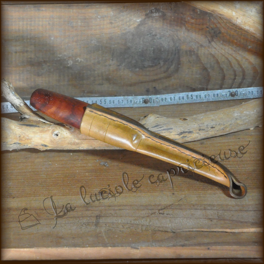 Vue de côté d'un étui sur mesure pour couteau Puukko, cousu main, teinté marron