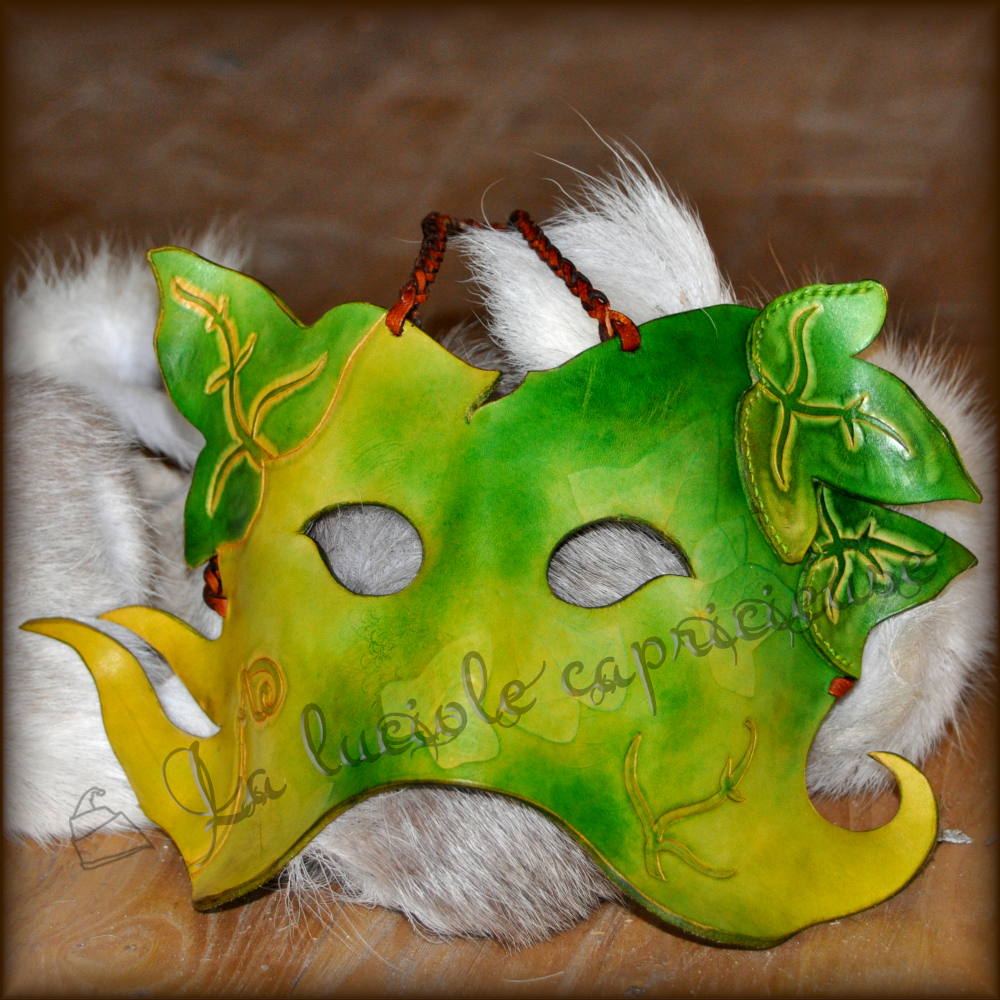 Masque moulé en cuir de bovin tanné végétal, motifs feuilles de lierre, teinté dégradé vert et jaune