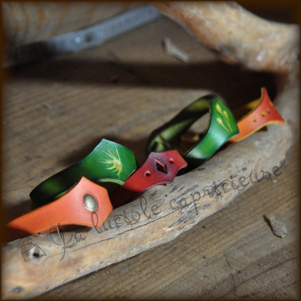 Cinq bracelets faits main en cuir de bovin tanné végétal, plusieurs motifs et plusieurs couleurs