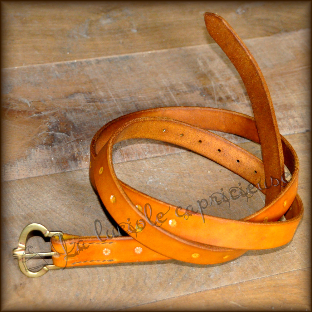 Ceinture fait main en cuir de bovin tanné végétal, teinté marron, motifs en relief, boucle en laiton cousue