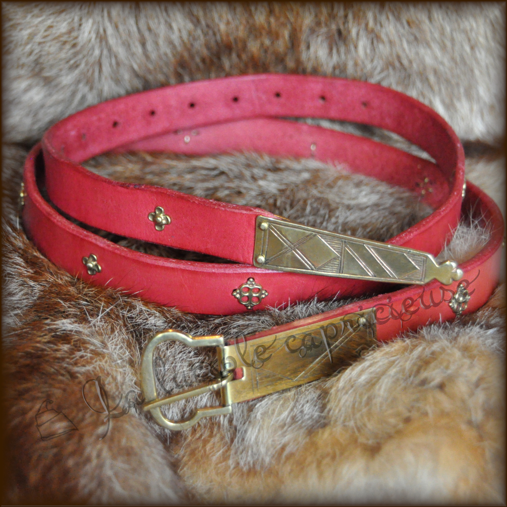 Ceinture fait main en cuir de bovin tanné végétal, teinté rouge, motifs et boucle en laiton