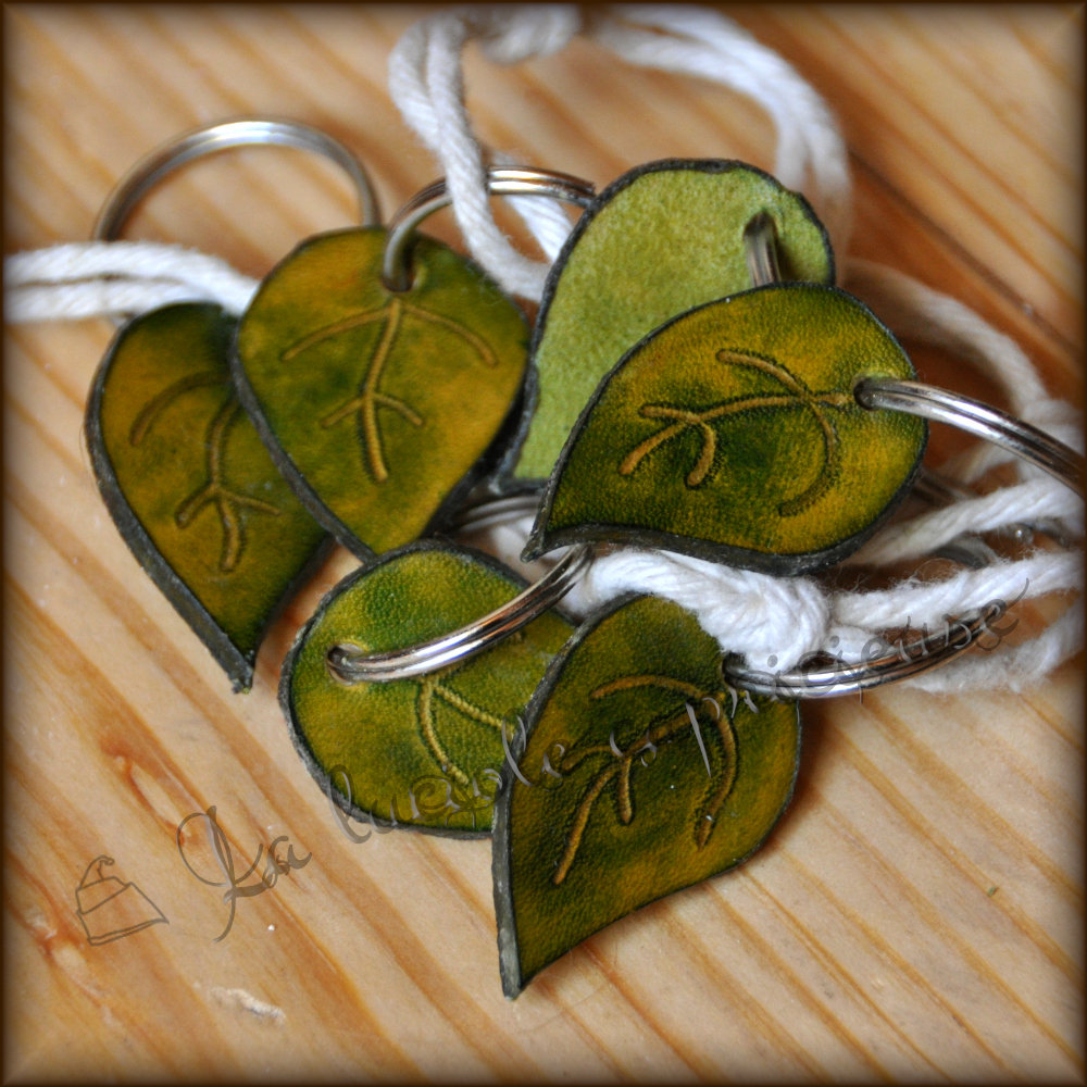 Lot de porte-clés en cuir de bovin tanné végétal en forme de feuilles, teintés en vert