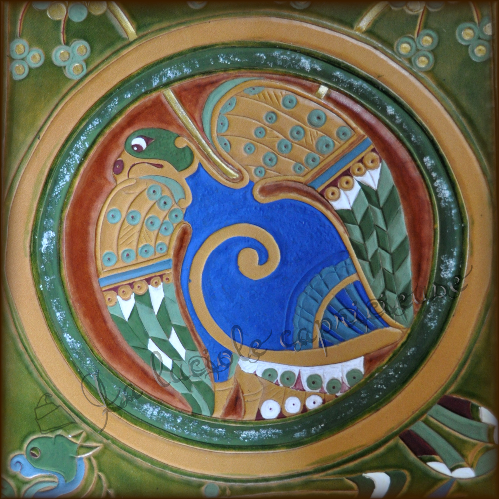 Détail d'un relief en cuir de bovin tanné végétal, motif Kells, teinté en couleurs