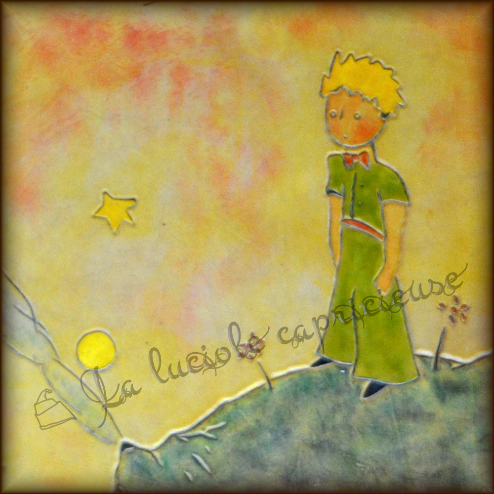 Vue détaillée d'un motif relief sur cuir de bovin tanné végétal, le Petit Prince, teinté en couleurs
