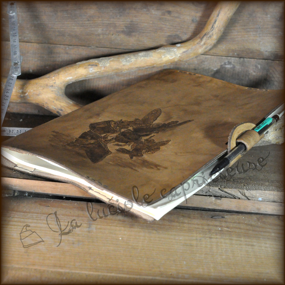 Facturier en cuir gravé à la main, avec un fermoir crayon
