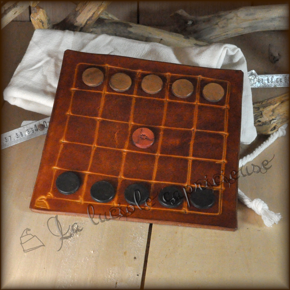Jeu de bobail en cuir, teinté en marron avec des pions noirs et marrons