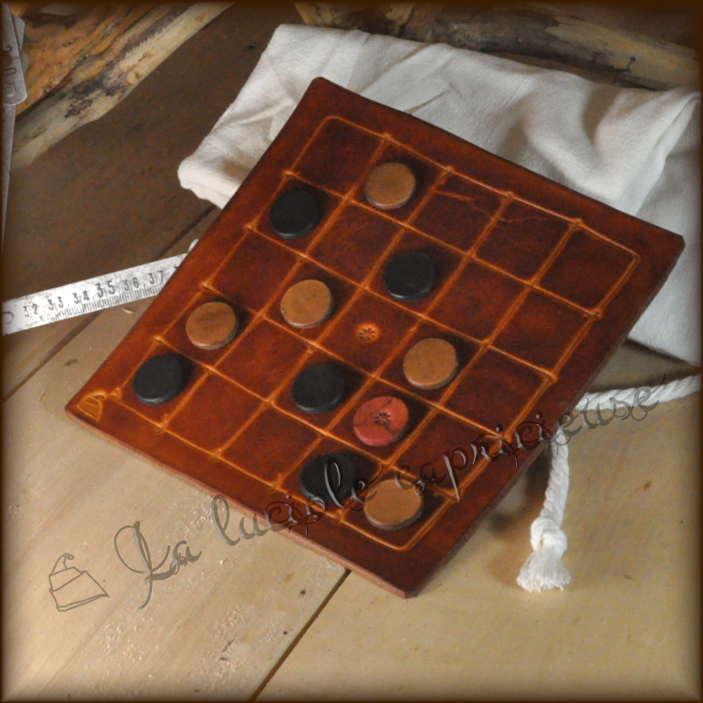 Jeu de bobail en cuir, teinté en marorn avec des pions en cuir noirs et marrons