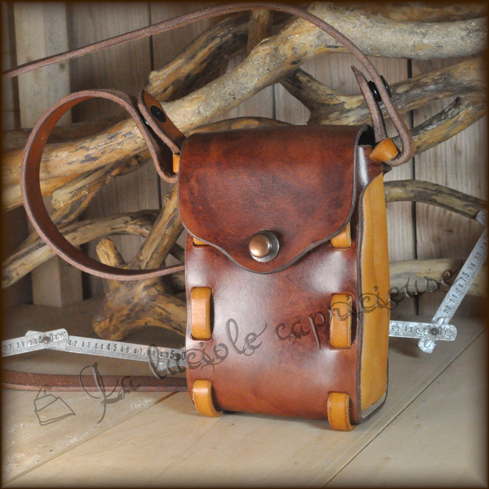 Pochette Lucy en cuir, faite main sans coutures, teintée en acajou et marron